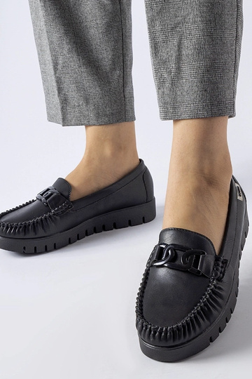 Sorte loafers med spænde med kilehæl fra Lionella