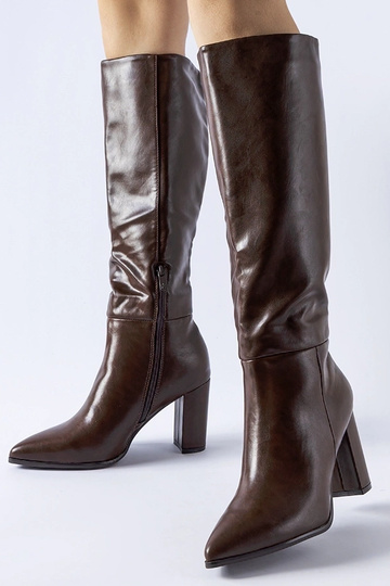 Donkerbruine laarzen op een... 2