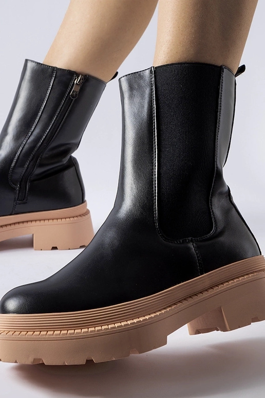 Sorte ankelstøvler med lyserøde såler...