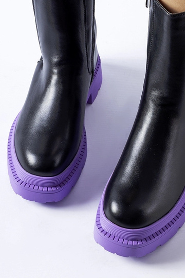 Zwarte enkellaarsjes op... 2