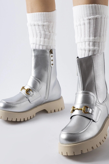 Zilveren gevoerde laarzen...