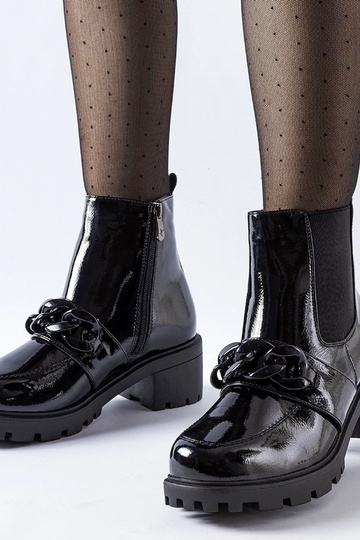 Sorte lakisolerede støvler...