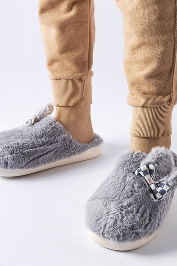 Grå isolerede dametøfler...