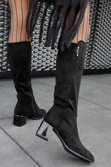 Zwarte laarzen op...