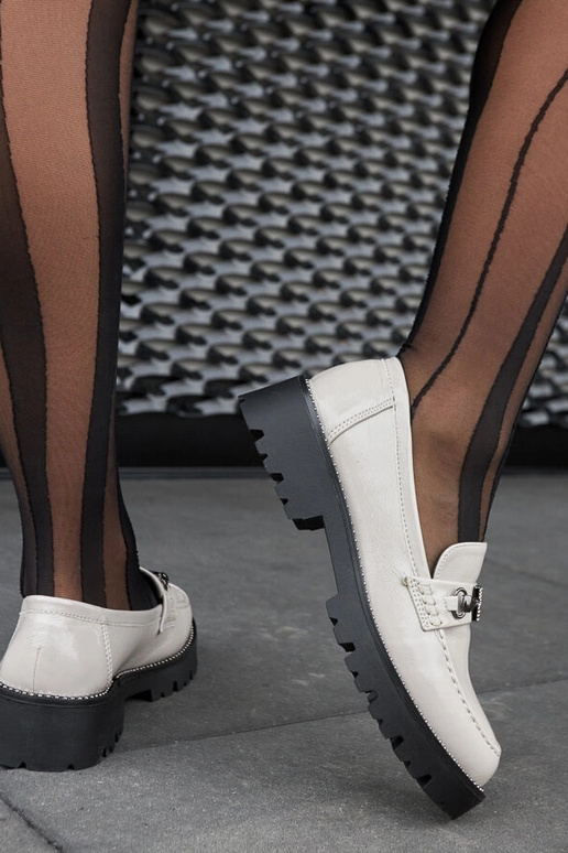 Grijze lakleren instapschoenen met... Grijze lakleren instapschoenen met...