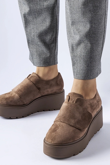 Bruine halfhoge schoenen op...