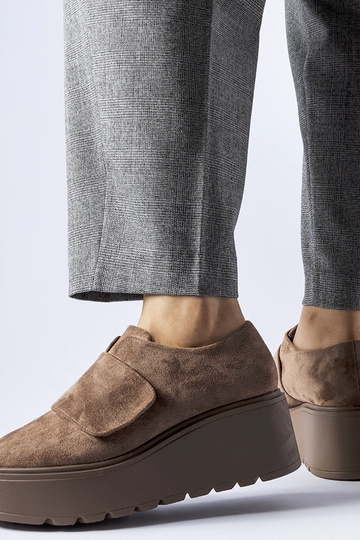 Bruine halfhoge schoenen op... 2