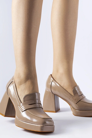 Beige pumps i patentlæder med blokhæl West