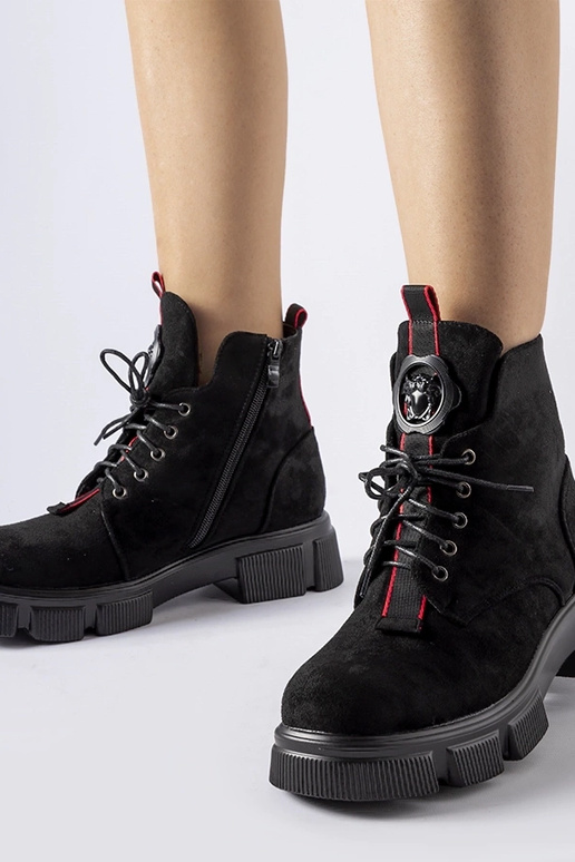 Zwarte enkellaarsjes met rode bies... Zwarte enkellaarsjes met rode bies...