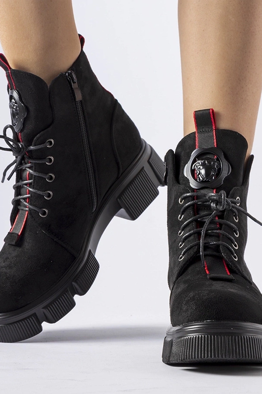 Zwarte enkellaarsjes met rode bies... Zwarte enkellaarsjes met rode bies...