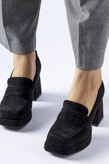 Zwarte pumps op hoge hak... 2