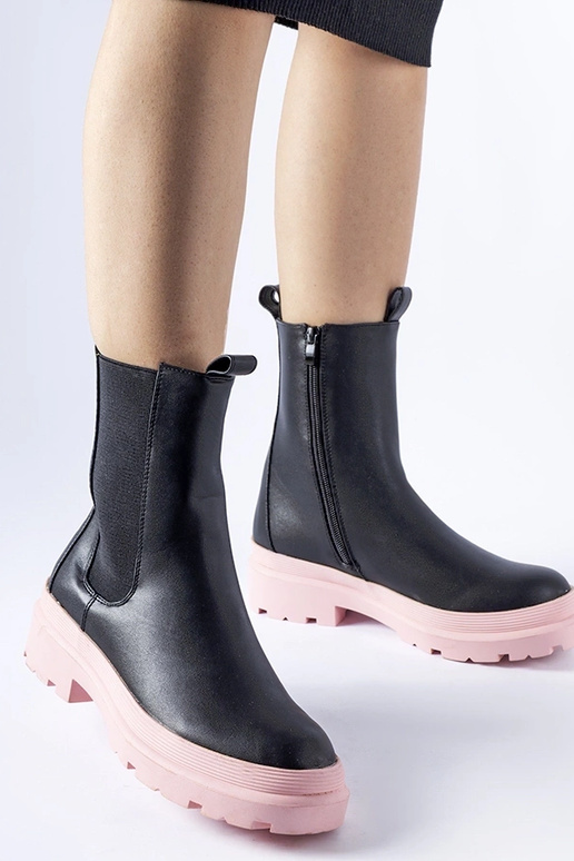 Sorte ankelstøvler med pink sål...