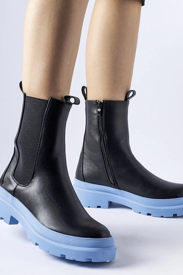 Sorte sko med blå sål...