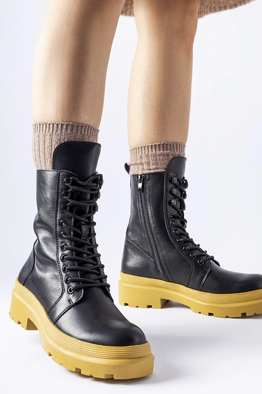 Zwarte bergschoenen op gele zool Quennie