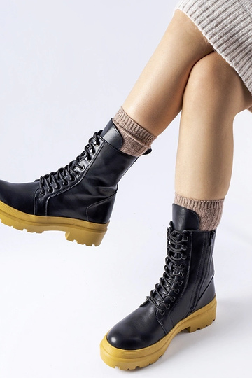 Zwarte bergschoenen op gele... 2