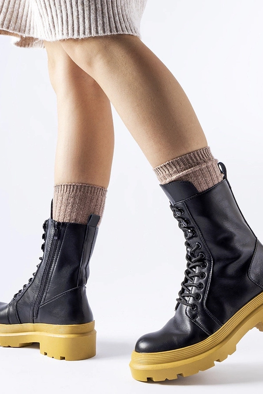 Zwarte bergschoenen op gele zool Quennie