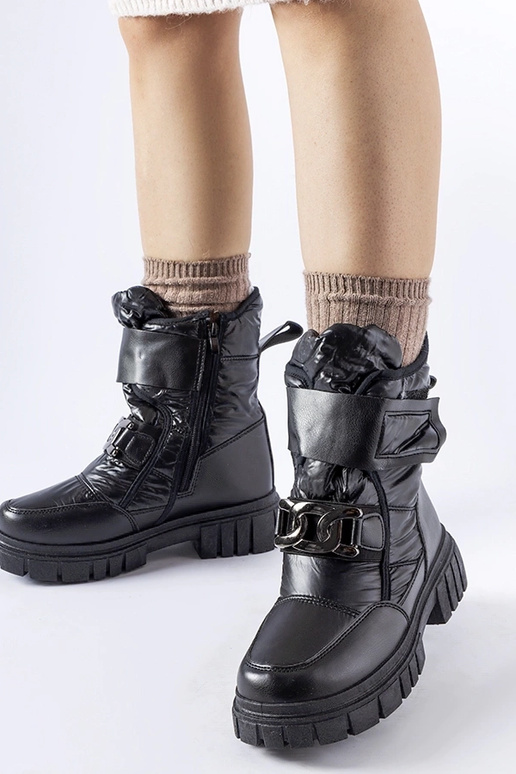 Sorte snestøvler med et dekorativt...