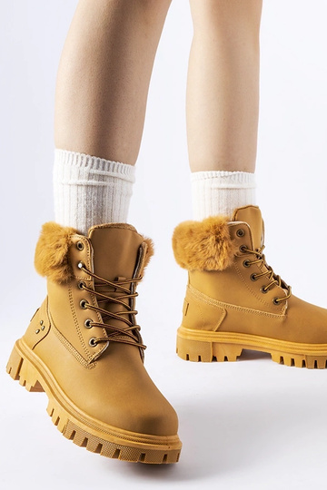 Brune støvler med dekorativ...