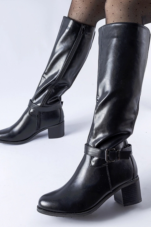 Sorte støvler med dekorativt spænde...