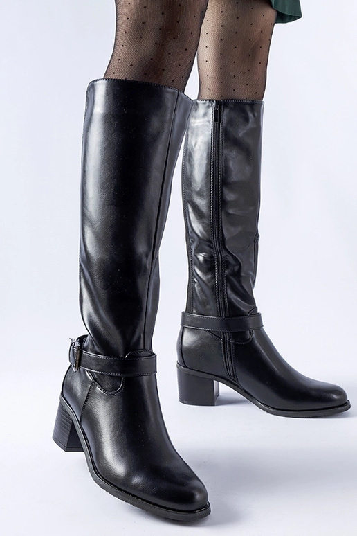 Sorte støvler med dekorativt spænde...