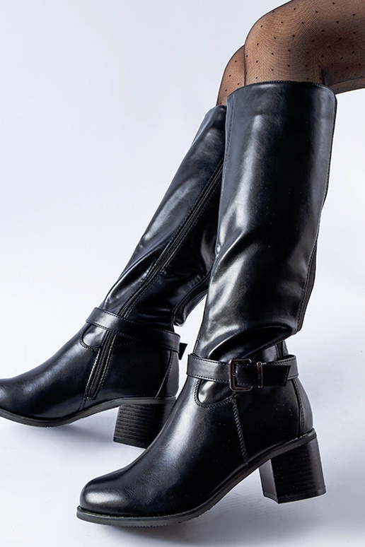 Sorte støvler med dekorativt spænde...