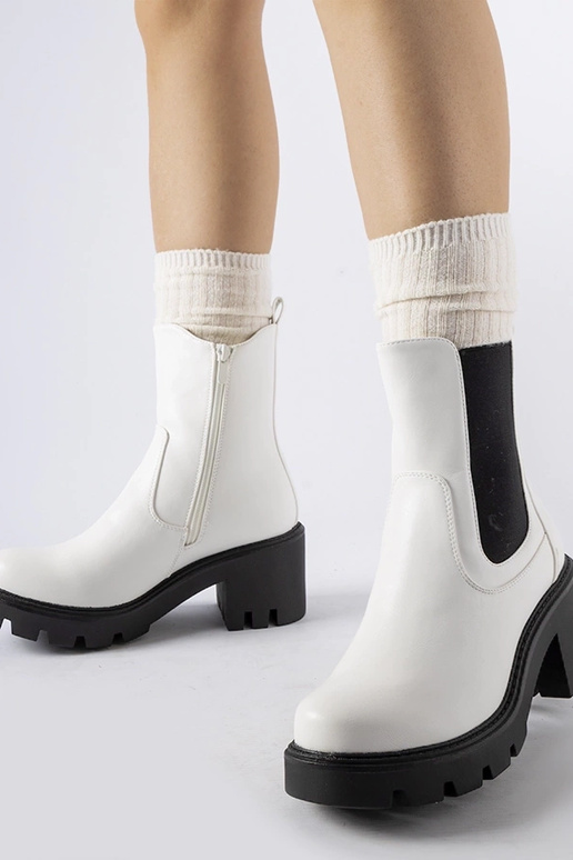 Hvide isolerede støvler på...