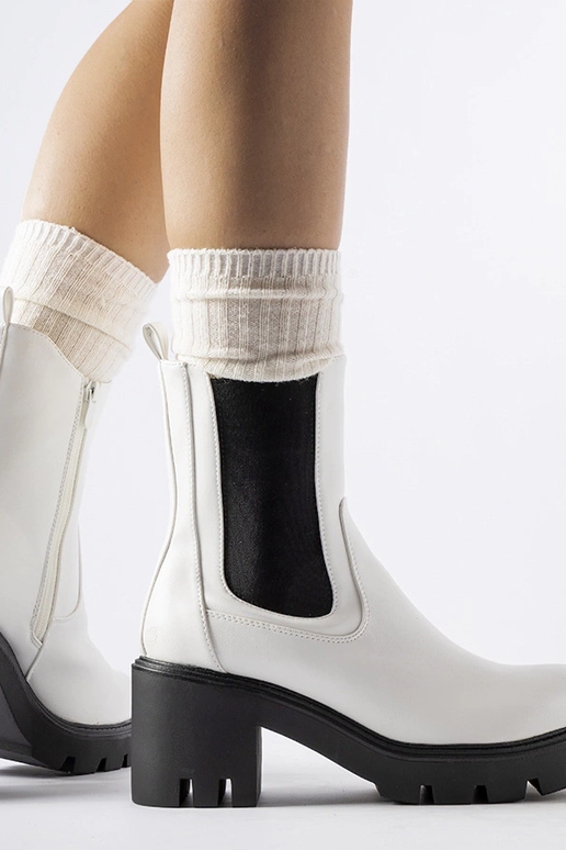 Hvide isolerede støvler på...