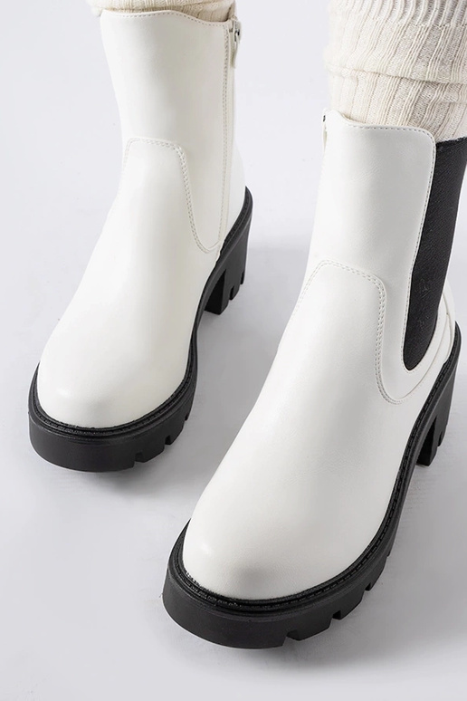 Hvide isolerede støvler på...