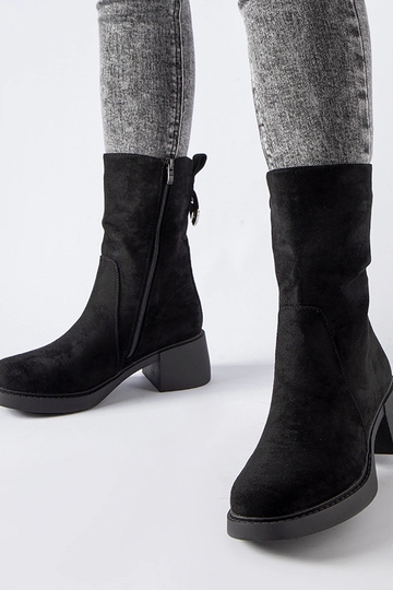 Zwarte booties op een...