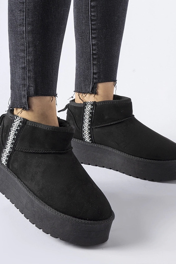 Zwarte sneeuwlaarzen op...