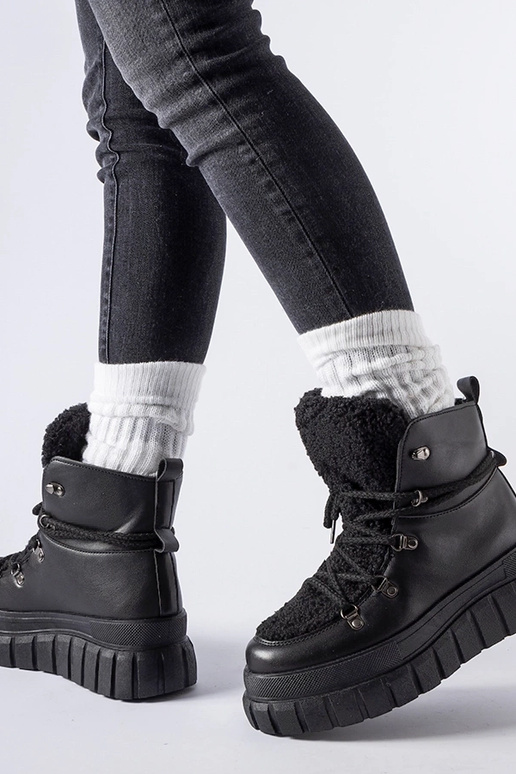 Sorte ankelstøvler på en massiv...