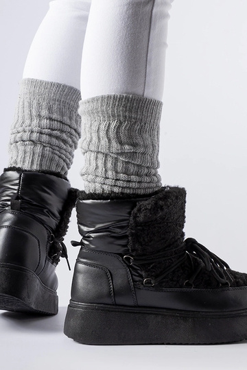 Sorte snestøvler på en...