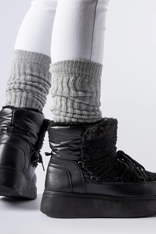 Sorte snestøvler på en massiv Elvio...