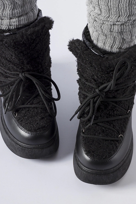 Sorte snestøvler på en massiv Elvio...