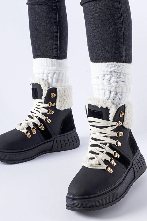 Sorte arbejdere på en massiv...