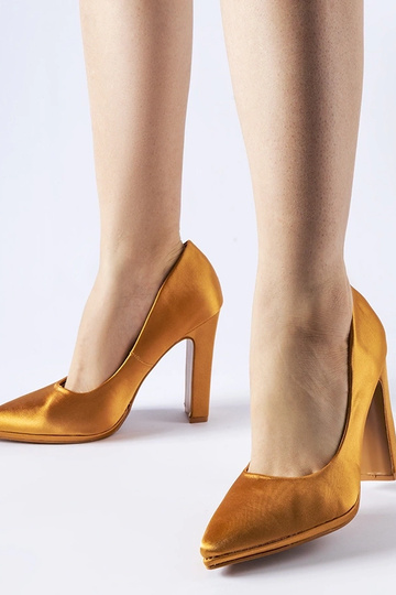 Brune satin pumps med blokhæl Rivers