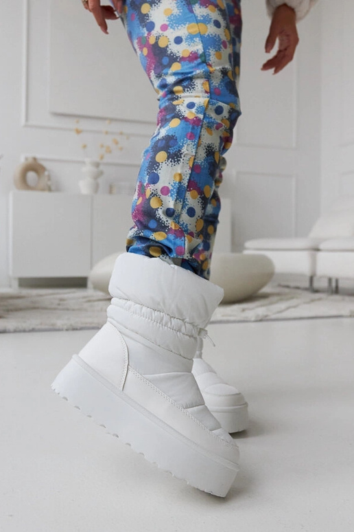 Witte geïsoleerde sneeuwlaarzen op... Witte geïsoleerde sneeuwlaarzen op...