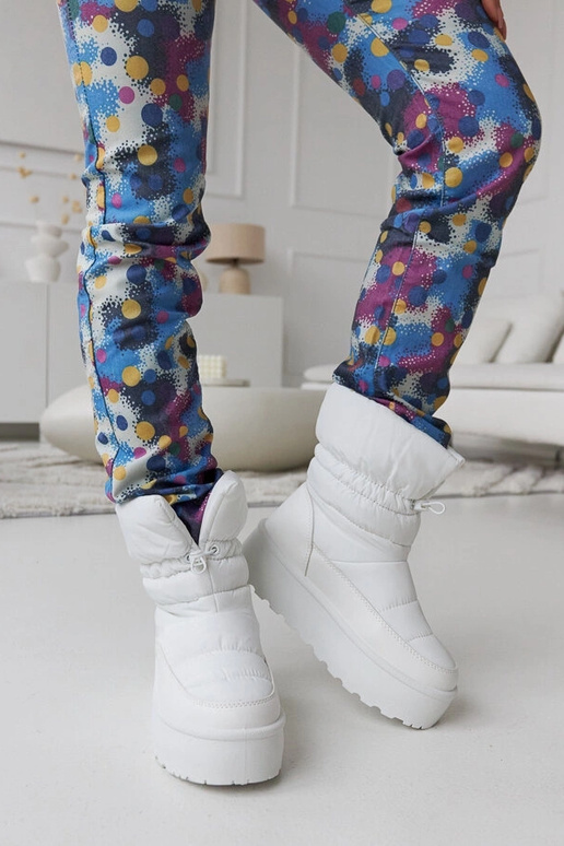 Witte geïsoleerde sneeuwlaarzen op... Witte geïsoleerde sneeuwlaarzen op...