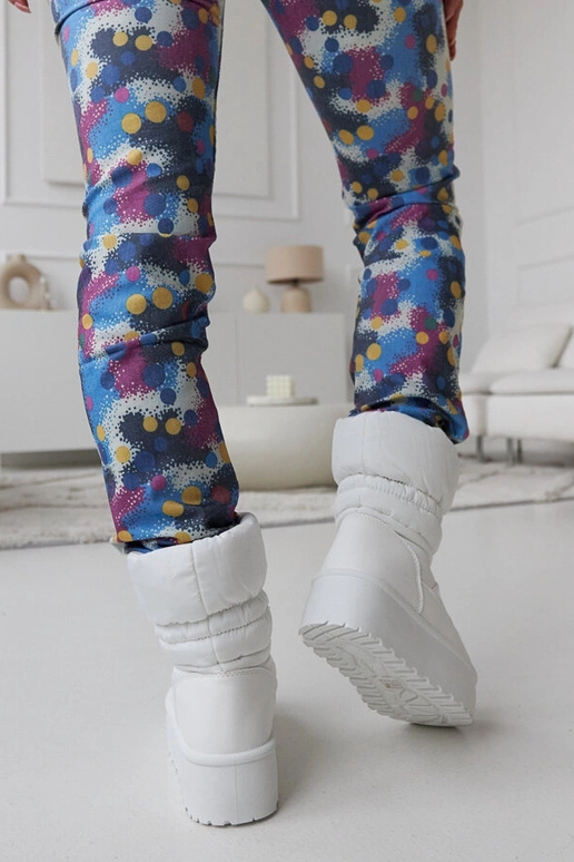 Witte geïsoleerde sneeuwlaarzen op... Witte geïsoleerde sneeuwlaarzen op...