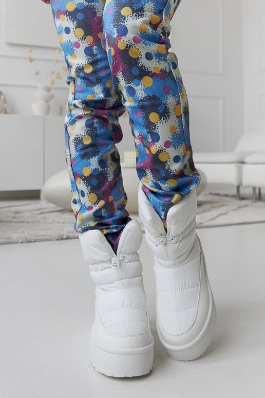 Witte geïsoleerde sneeuwlaarzen op... Witte geïsoleerde sneeuwlaarzen op...