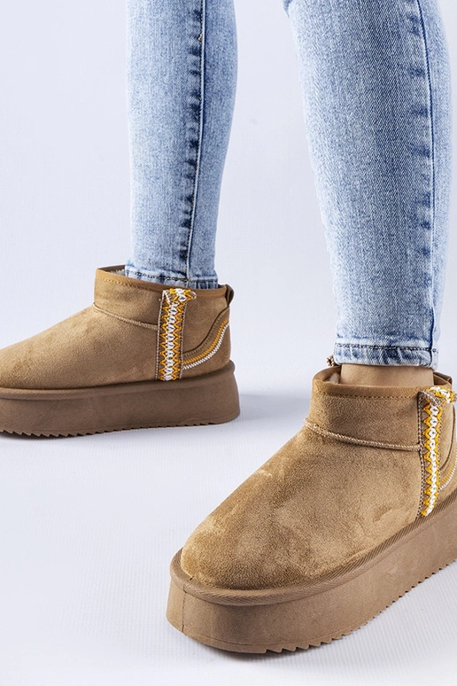 Donkerbeige sneeuwlaarzen op een... Donkerbeige sneeuwlaarzen op een...