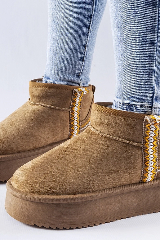 Donkerbeige sneeuwlaarzen op een... Donkerbeige sneeuwlaarzen op een...