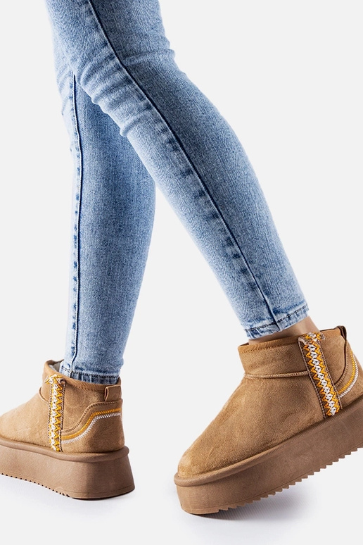 Donkerbeige sneeuwlaarzen op een... Donkerbeige sneeuwlaarzen op een...