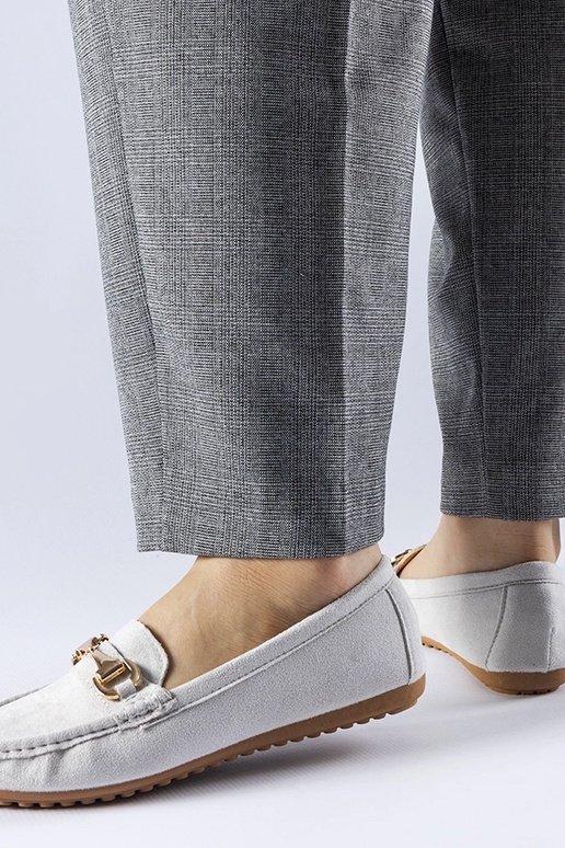 Grå loafers dekoreret med et... Grå loafers dekoreret med et...