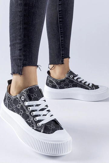 Sorte sneakers dekoreret med Cavi monogram