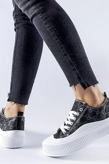 Sorte sneakers dekoreret med Cavi monogram 2