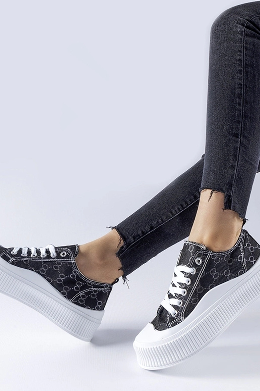 Sorte sneakers dekoreret med Cavi... Sorte sneakers dekoreret med Cavi...