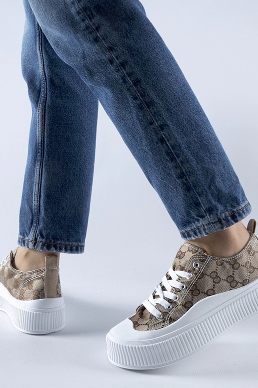 Brune sneakers dekoreret med... Brune sneakers dekoreret med...