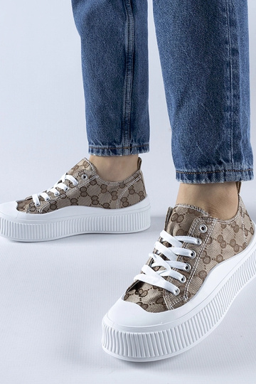 Brune sneakers dekoreret med Cavi-monogrammet 2