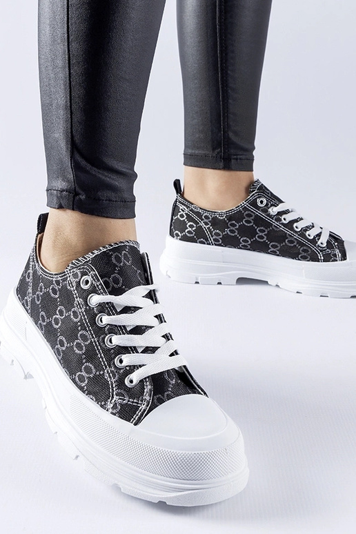 Sorte sneakers dekoreret med... Sorte sneakers dekoreret med...